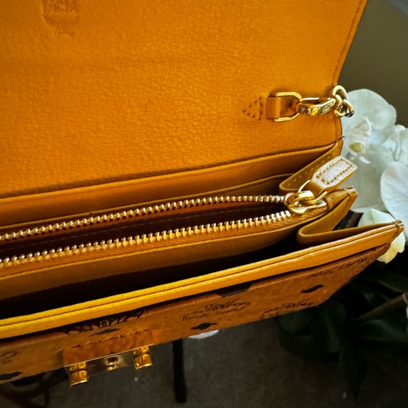 MCM Crossbody Wallet with removable gold chain. - Picture 13 of 15